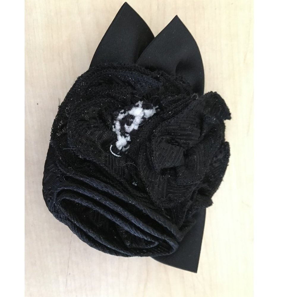 ST JOHN BLACK WHITE FLOWER PIN BROOCH